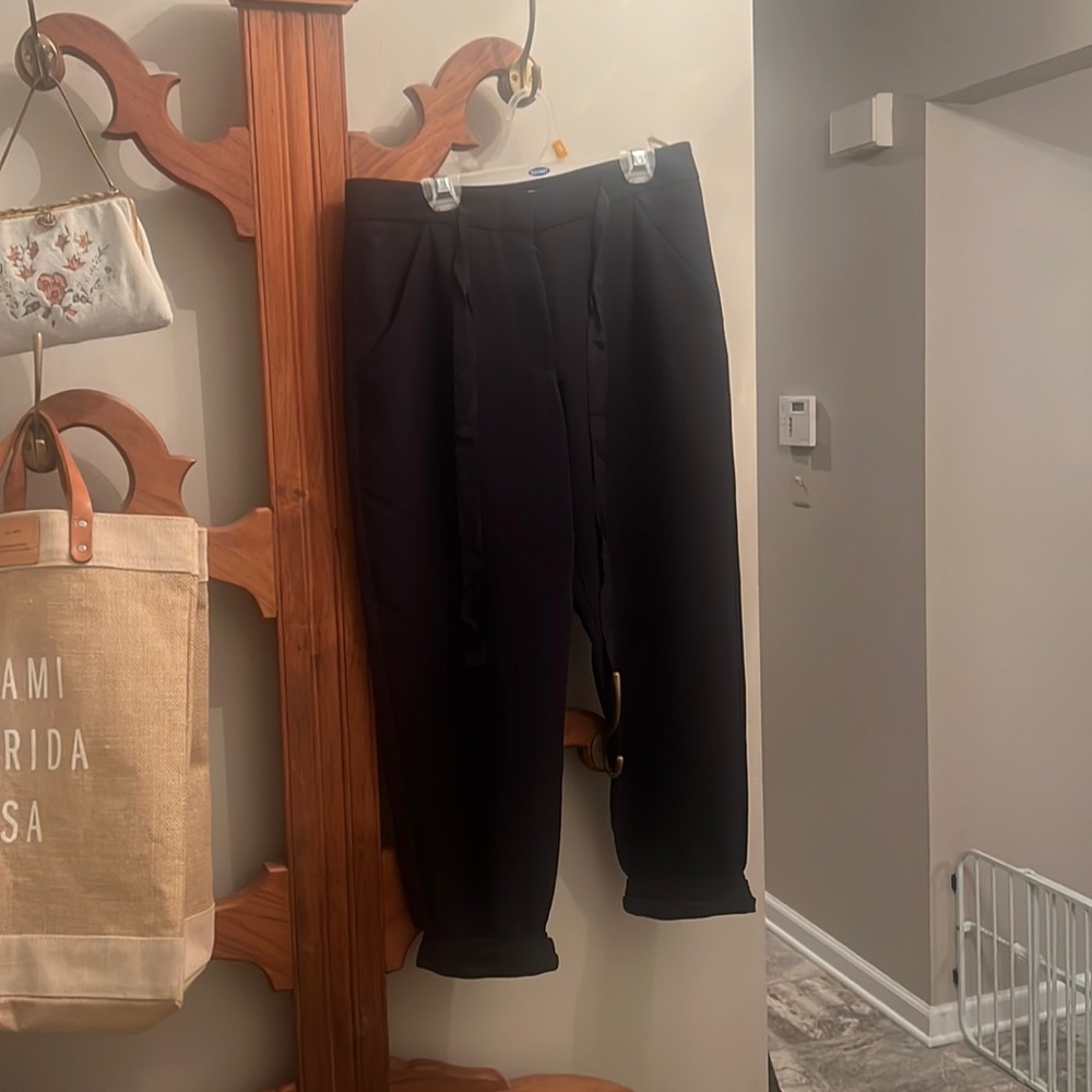 Black crepe Wilfred pants from Aritzia